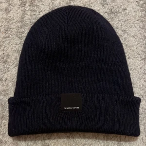 Canada Goose mössa i toppskick - Säljer denna feta canada goose mössa. Nästan aldrig använd, inga defekter alls, och passar perfekt till vintern.