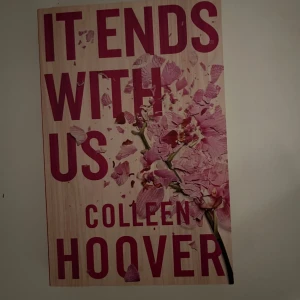 It Ends With Us - Säljer boken 'It Ends With Us' av Colleen Hoover. Omslaget har en vacker design med rosa blommor mot en ljus bakgrund. Perfekt för dig som älskar gripande och emotionella berättelser. Kontakta mig för mer info eller köp direkt! 📚
