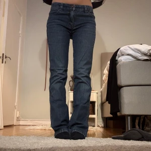 Blå bootcut jeans - Snygga blå bootcut jeans 