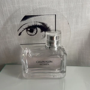 Calvin Klein Women Eau de Parfum - Knappt använd. Doften är fräsch och feminin, perfekt för den som vill ha en tidlös och sofistikerad touch. 