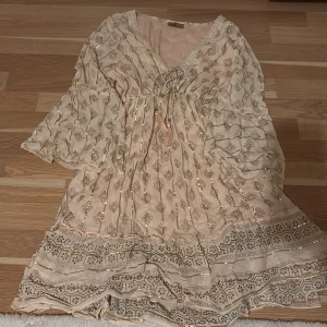 Jättesöt Rosa klänning - Säljer denna jättesöta rosa klänningen som är köpt i Spanien för ca 39 euro. Den är rosa med guldiga detaljer. Har aldrig använt den. Säljer för 149kr❤️❤️