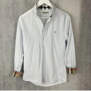 Burberry skjorta - Säljer denna stiliga Burberry skjortan som är nästan oanvänd, Otroligt bra skick. Den är storlek S och har ett väldigt luftigt och bekvämt material. Säljer för 899kr men kan gå ner något kort vid snabb affär. Skriv vid minsta frågor eller funderingar🙌