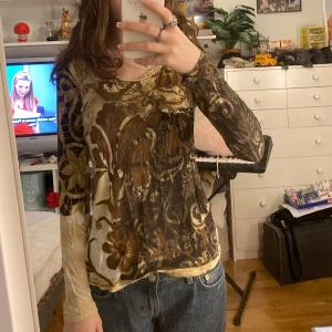 Mönstrad långärmad topp - Säljer en unik långärmad topp med ett brunt och beige mönster. Säljer då den inte kommer till användning. Den har några hål som man kan se på bilderna, men säkert något man kan fixa ifall man är lite pysslig! Är storlek M men passar även större och mindre skulle jag gissa! Tryck gärna på köp nu! 💖