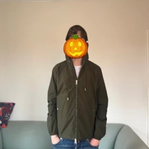 Grön vindjacka från Moncler - Snygg grön vindjacka från Moncler med dragkedja och huva. Perfekt för höst och vår. Jackan har långa ärmar och en stilren design.