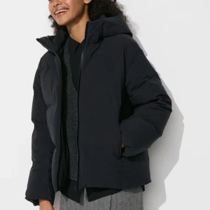uniqlo vinterjacka - Säljer Uniqlos ”Seamless down Parka” i svart färg! den är helt i nyskick och har bara använts ett fåtal gånger, är även i super bra material och sitter väldigt fint på! Den är slutsåld på uniqlo hemsida men kost originellt 1799 kr. fickan på insidan är i fleece-material och är super skön. 