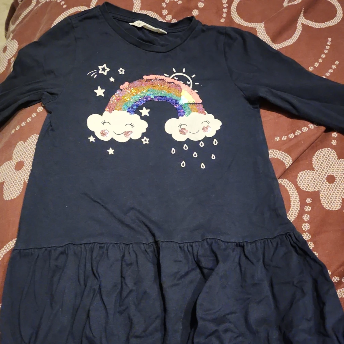 Mörkblå klänning med regnbågsmotiv