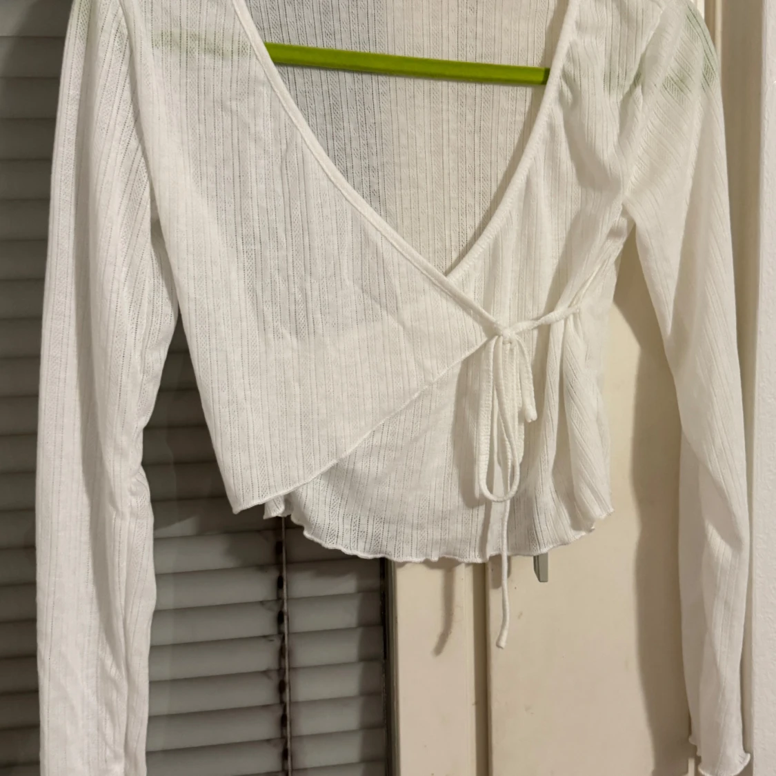 Vit omlottopp med knytband - 90