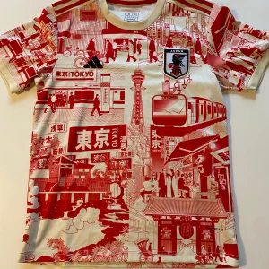 Japan specialtröja - Säljer en unik fotbollströja från Japan med ett detaljerat Tokyo-motiv i rött och vitt. Tröjan är väldigt unik och sticker ut i mängden. Detta är en av de finare tröjor jag har och är även 10/10 i skick!