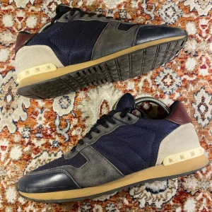 Valentino Rockrunners  - Hej! Säljer nu mina skor från märket Valentino , storlek 43,  väldigt bra skick dustbag ingår, tveka inte på att höra av dig om du har frågor eller funderingar kring skorna!