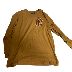 New Yorker long sleeve - New Yorker long sleeve i storlek xxl. Sitter mer som en Xl och större L, annars helt oanvänd med tags och skön inför våren. Nypris 449kr 