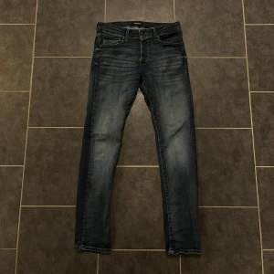 Jack & Jones Glenn Slimfit - Snygga mörkblå jeans från Jack & Jones (Glenn slimfit). Storlek W30 och L32. ”Superstretch” dvs att de är väldigt sköna och känns som mjukisbrallor. Använda fåtal gånger och skick är som ny.