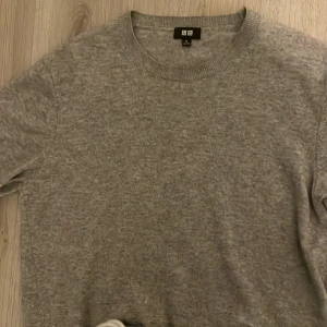 Uniqlo kashmir tröja M - Säljer denna uniqlo tröja i 100 % kashmir i ett riktigt fint skick helt utan defekter. 
