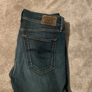 Replay jeans  - Säljer ett par feta replay jeans i storlek 28/30. Allmänt bra skick förutom en liten defekt (se sista bilden), men det är inget som syns vid användning. Hör av er vid funderingar! 