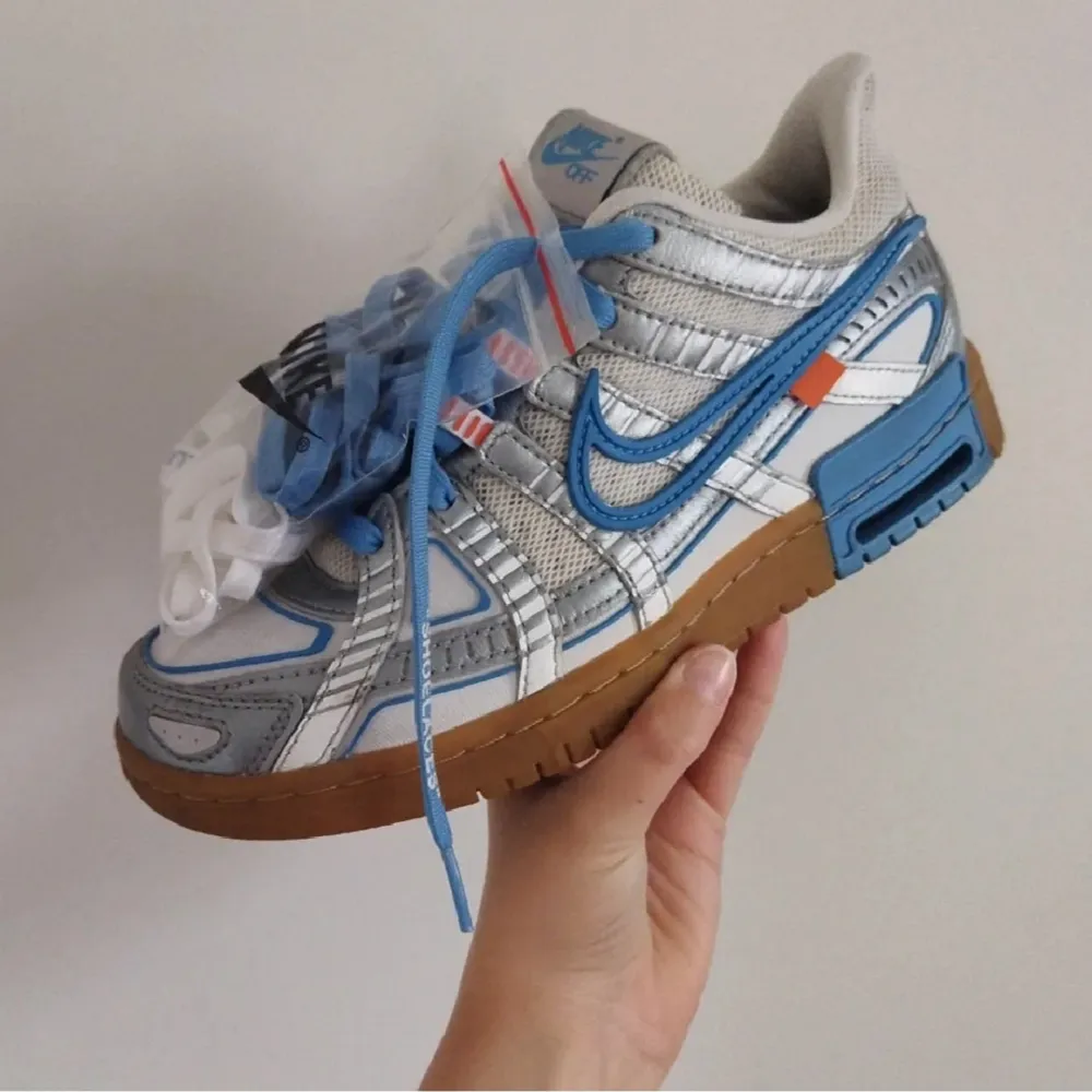 Tja! Säljer ett par jätte snygga off white skor som man kan ha vardagligt och på fest. Skick 8/10 NYPRIS är 6500. Skorna är i storlek 37,5 jag har storlek 41 och kan nästan squeezea in i dem. Har kvitto se bild 4 och äktenhetsbevis se bild 5. FRAKTAR VIA POSTNORD OCH MÖTS UPP I HELA STOCKHOLM.Hör av er vid minsta lilla fråga Mvh/Sole & Style . Kengät.