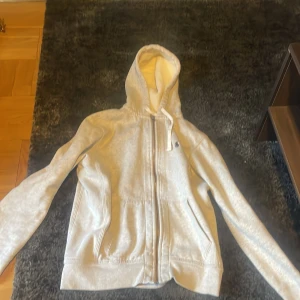 Grå hoodie från Ralph Lauren - Är M men passar även S                                    Modellen är 172 