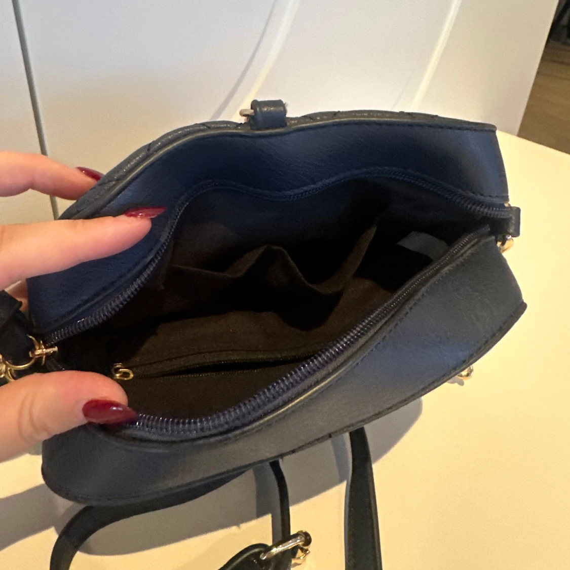 Marinblå quiltad axelväska  - 92