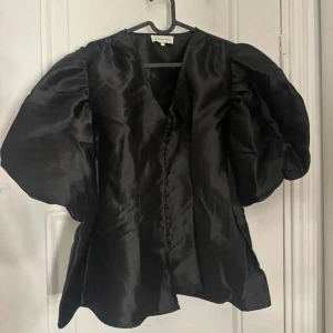 By Malina Blus - Superfin blus ifrån By Malina! Köpt på Vinted och endast provad av mig och den förra säljaren. Säljer vidare då det var för stor för mig                       Ny pris: 1800kr