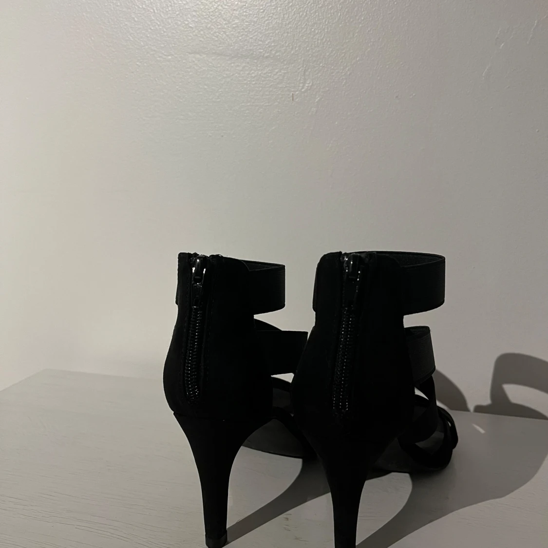 Svarta klackskor med dragkedja - 91