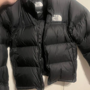 Svart dunjacka från The North Face - Säljer en svart dunjacka från The North Face. Knappt använd, bra skick