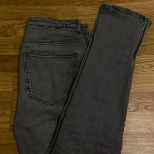 Grå jeans från Zara - Snygga grå jeans från Zara, finns ej i att köpa längre. Storlek 42 men triangeln tyder på att den är mindre i storlek. 