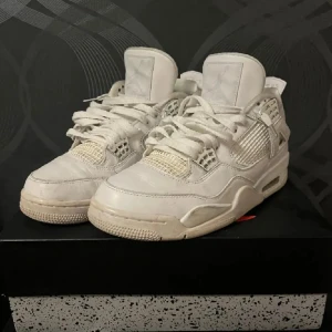 Air Jordan 4 - Pure Money - Säljer nu mina gamla 4or, äktahetsbevis finns och dem går nya för ca 6000kr! Skulle bedöma cond till 8/10 om dem städas lite. Allt og finns!