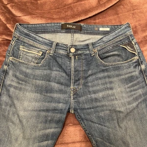 Blå jeans från Replay - Tja säljer nu dessa feta mörkblåa jeans från replay. Passformer är grover/straight fit och är i storlek 31/32. Bra skick och vid fundering skicka ett pm🙌🏼🤝🏻