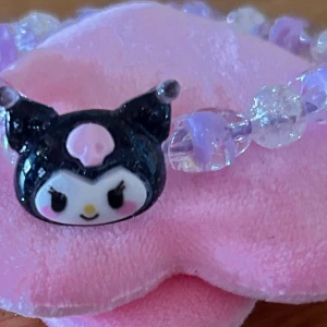 Elastiskt armband med Kuromi! - Sött elastisk armband med lila plastpärlor och Kuromi. Nytt!