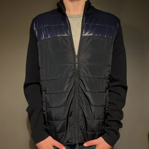 Massimo dutti cardigan - Jätte snygg Massimo dutti cardigan i perfekt skick. Storlek S. Modellen är 179  (1)