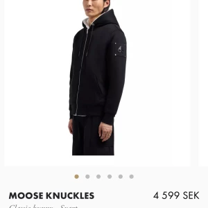 Svart hoodie från Moose Knuckles  - Äkta moose jacka/tröja, knappt använd. Kvitto medföljer 