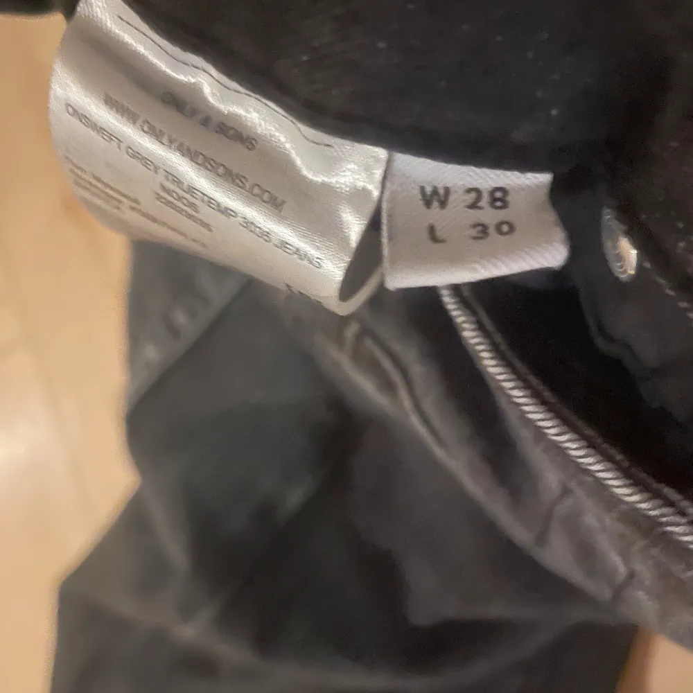Snygga svarta jeans från Only & Sons. Skick 8/10 Pris 200kr kom gärna med frågor om ni har det. Farkut & Housut.