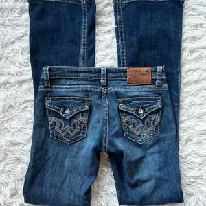 Lågmidjade bootcut jeans LTB  - SuperLågmidjade bootcut jeans med coola fickor från LTB. Storlek w26L34. Innerbenslängd: 85 midjemått: 37  stretch till 41. Köp sker via köp nu, jag postar inom 24h. Kvar tills markerad såld 