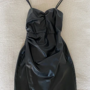 Svart skinn klänning  - Svart skinnkläning från zara aldrig använd.
