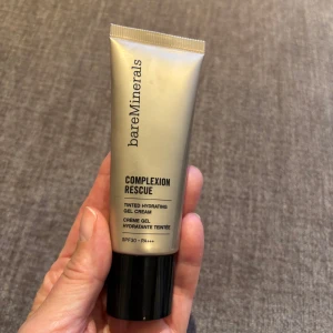 bareMinerals Complexion Rescue Tinted Hydrating Gel Cream - En tonad återfuktande kräm från bareMinerals i nyansen Buttercream 03. Denna produkt kombinerar fukt och lätt täckning med SPF 30 för en naturlig look. Perfekt för daglig användning för att ge huden en fräsch och jämn ton. Endast testat. Så gott som allt kvar. Ren och fräsch såklart. Inköpt på Åhléns city.