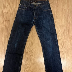 Nudie Jeans - Säljer mina mörkblå nudie jeans i mycket bra skick. Hör av er om frågor eller fler bilder🤝