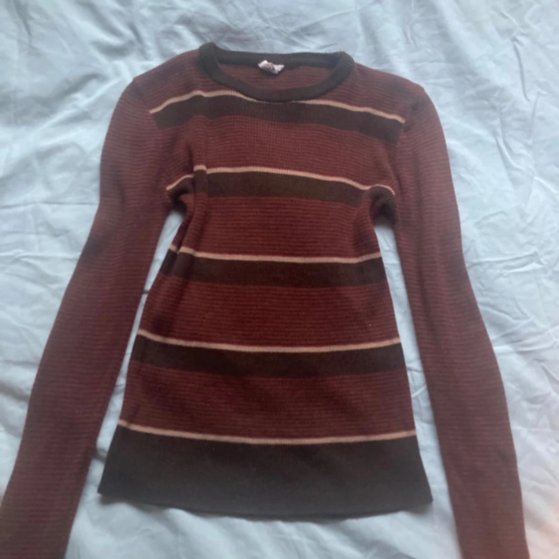 Fitted sweater med fint mönster och färg