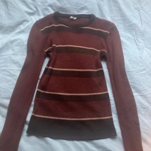 Fitted sweater med fint mönster och färg - Jätteskön, mjuk, mysig långärmad tröja som är lite ”flare” vid händerna och ”magkanten” jättefin och perfekt längd.ser liten ut på bild med passar storlek S och säker lite över/under såklart!! Inga defekter❤️❤️🙌