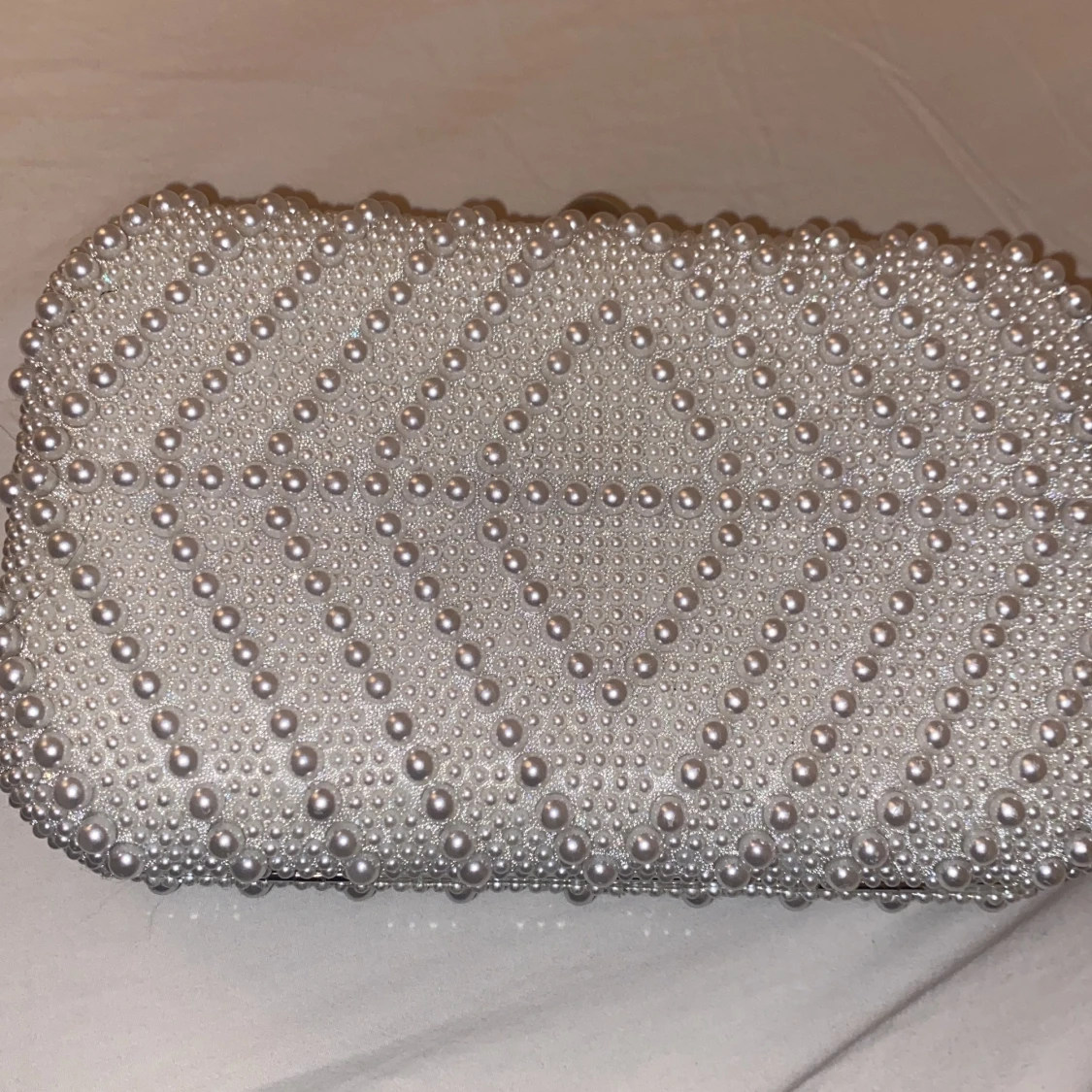 Vit pärlbeströdd kuvertväska