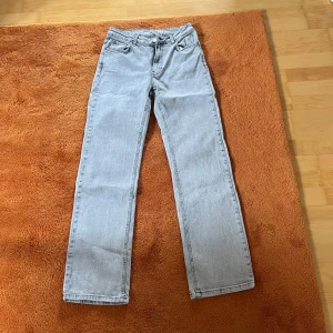 Gråa jeans med mid waist - Snygga ljusgråa jeans med mid waist. Säljer pågrund hav storlek, knappt använda