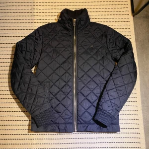 Svart quiltad jacka från G-Star RAW - Snygg svart quiltad jacka från G-Star RAW med dragkedja och ribbade muddar. Perfekt för kyligare dagar med sin stilrena design och bekväma passform. Passar dig som är 174-180 beroende på hur du vill den ska passa. Kan skicka bild med plagget på. (Pris kan diskuteras) (liten defekt på sista bilden)