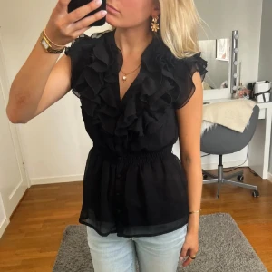 Blus volang  - Säljer den finaste blusen jag äger då den inte kommer till användning. Från h&m och går inte att få tag i längre, sjukt efterfrågad! Jätebra skick💕 accepterar ej prisförslag!🌷står ej storlek men uppskattar XS (och S då den är stretchigt). Mesh-tyg💕