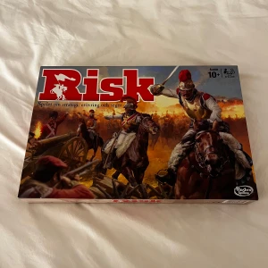 Sällskapsspel Risk - Säljer det klassiska populära risk speletZ  innehåller en spelplan med världskarta, spelpjäser och tärningar, allting finns med. Det är endast använt en gång, alltså som ny. . Perfekt för spelkvällar med vänner och familj. Rekommenderas för åldrar 10 och uppåt.
