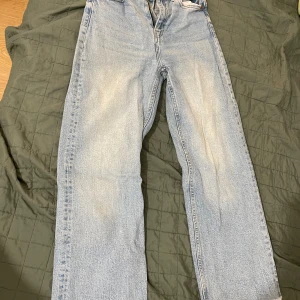 Ljusblå jeansbyxor - Snygga ljusblå jeansbyxor i en avslappnad straight stil. Perfekta för en casual look med klassisk femficksdesign och knappgylf. Passar utmärkt till vardags.