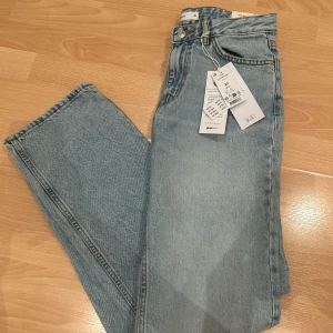 Blå jeans från Gina - Snygga blå jeans från Gina med en klassisk lågmidjade ficksdesign. De har en låg midja och raka ben, vilket ger en tidlös look. Perfekta för en avslappnad stil.🩷🩷