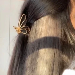  Fjärils hårklämma - Elegant guldfärgad hårklämma i form av en fjäril. 
