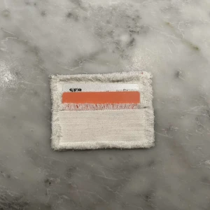 Vit jeanskorthållare - 016 - Minimalistisk vit korthållare med fransiga kanter. Perfekt för att förvara kort och småsaker. Enkel och stilren design🙌🏼Betalning sker via swish