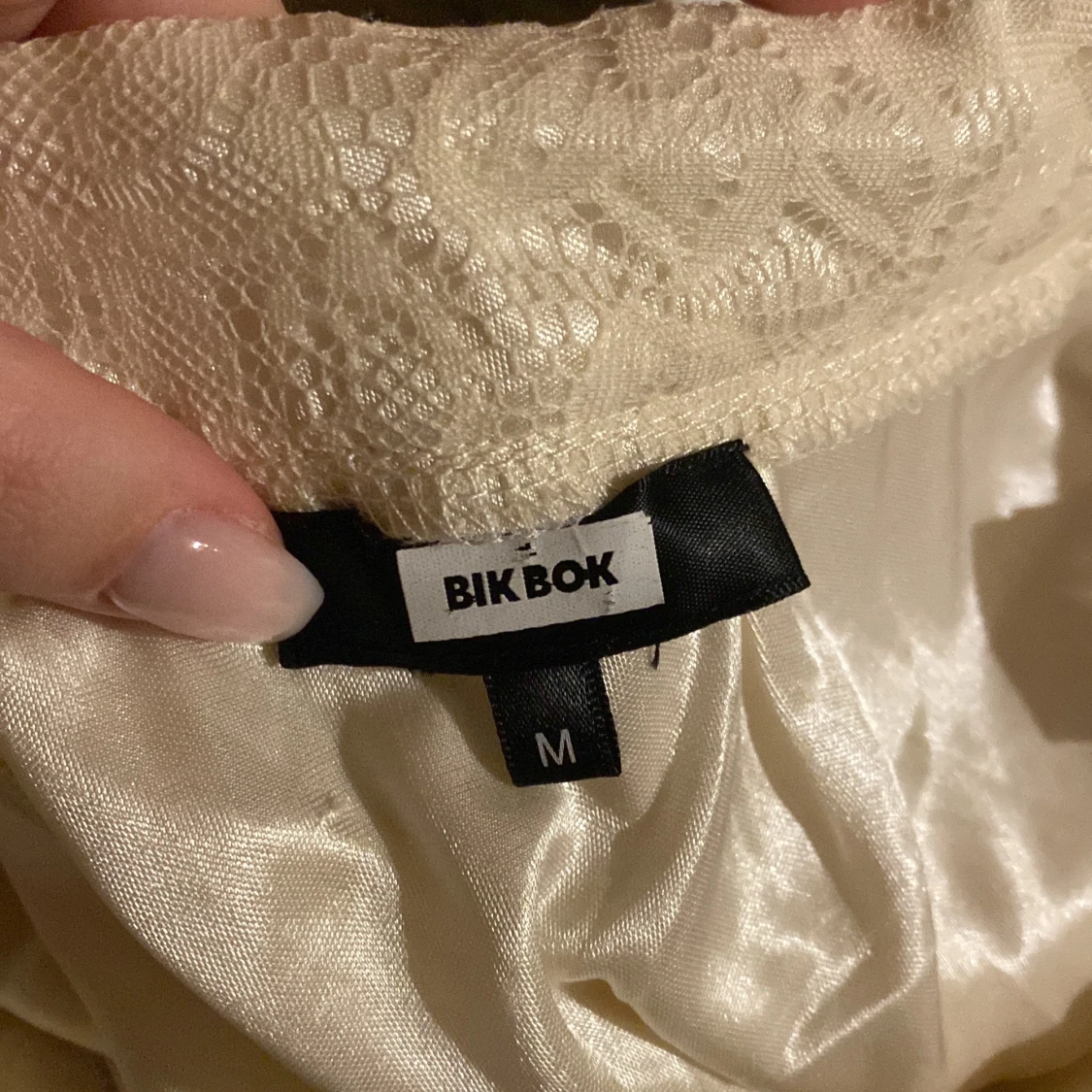 Vit spetskjol från Bik Bok - 90