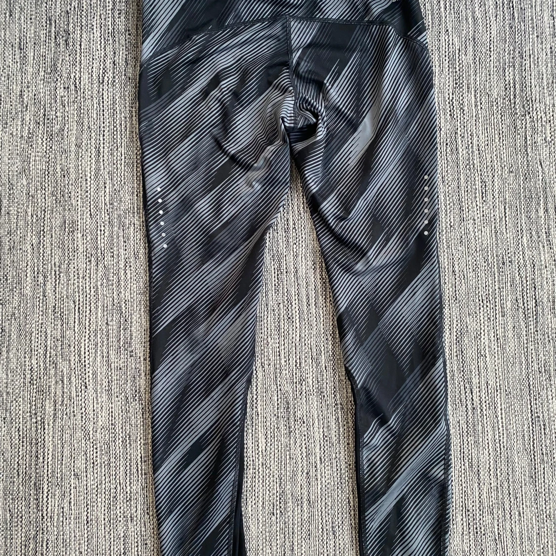 Nya gråa och svarta mönstrade träningstights i strl M från Nike - 91