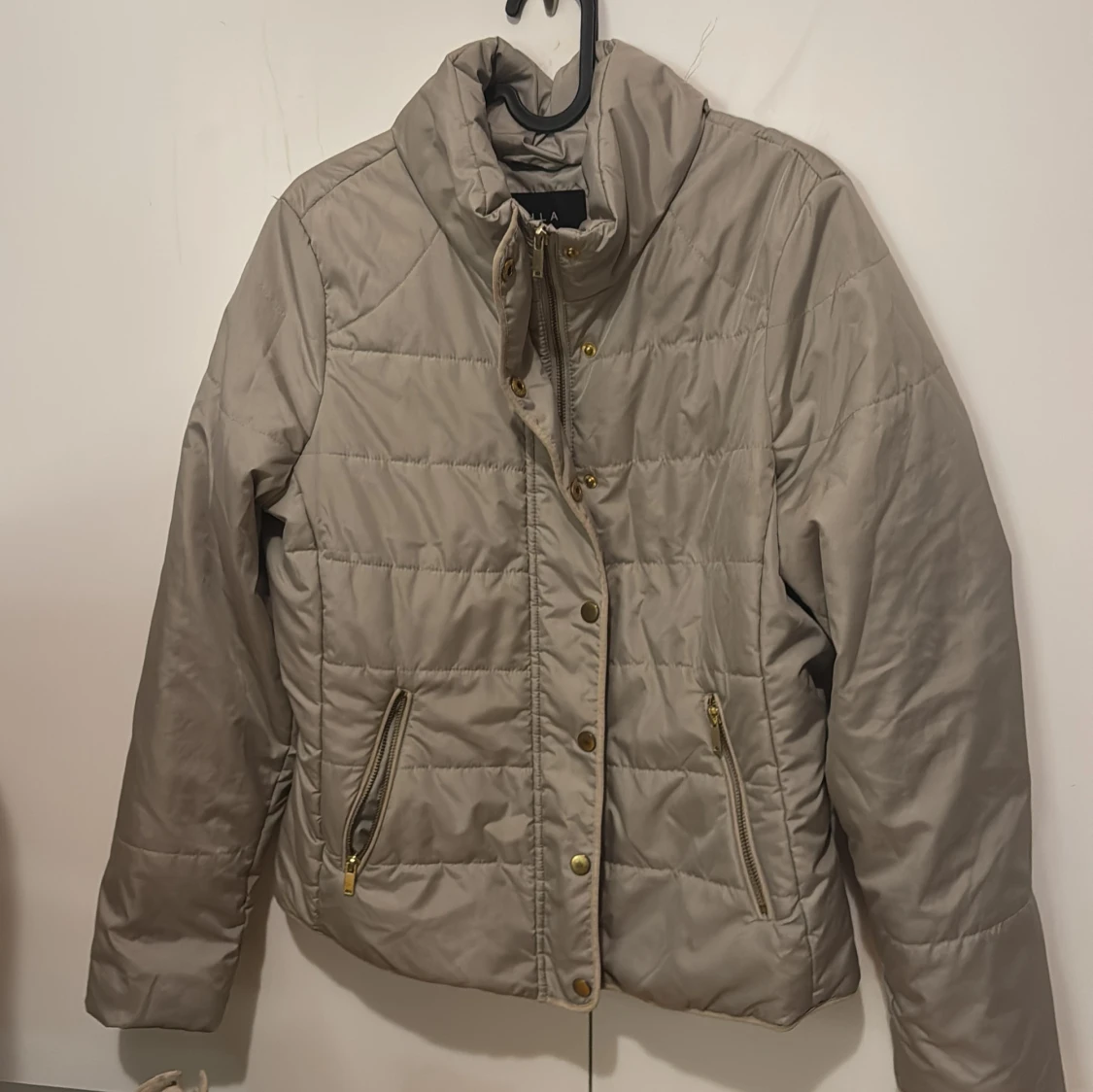 Beige quiltad jacka från Vila