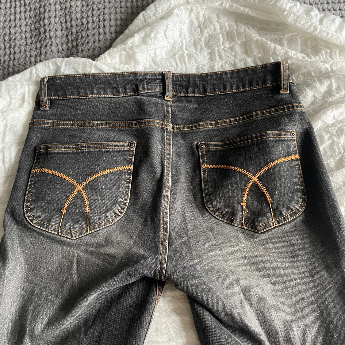 Svarta bootcut lowwaist jeans  - 92