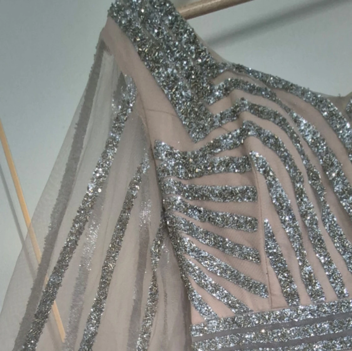 Glittrig långklänning med silverdetaljer - 92